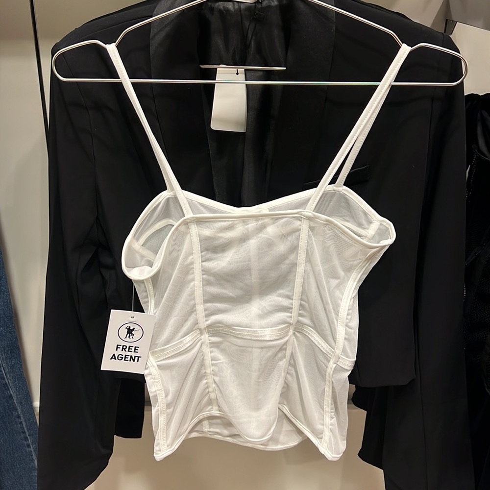 White top - Picture 2 of 6